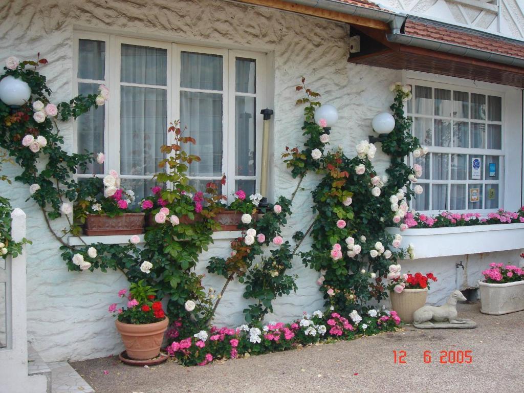 Hotel Restaurant Maison Blanche Рюнжи Экстерьер фото